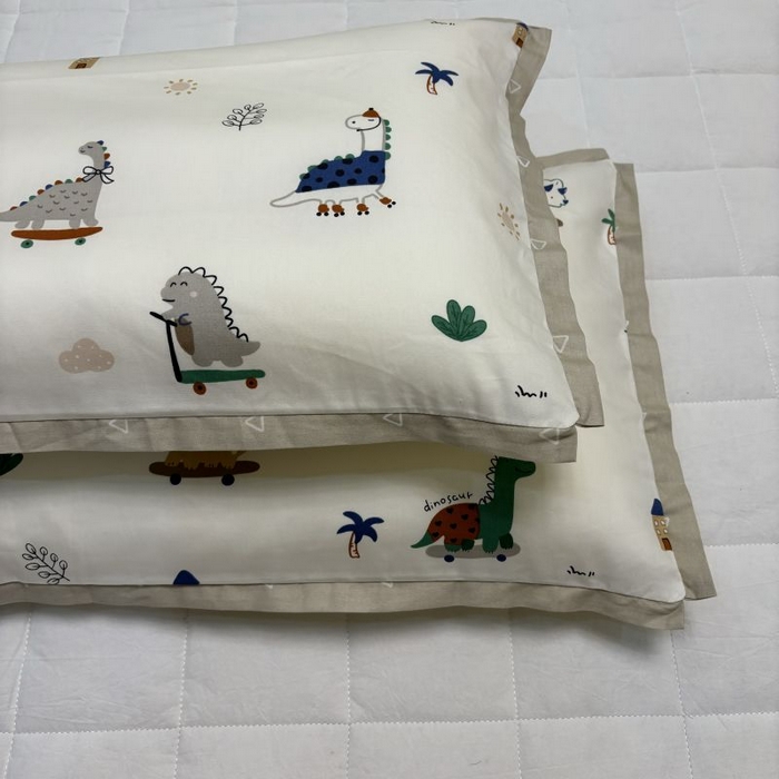 91家纺网 家纺一手货源 找家纺 2024新款A类133x72铂金全棉枕套枕头枕芯七彩童年系列 枕套+枕芯-实拍图 恐龙印记