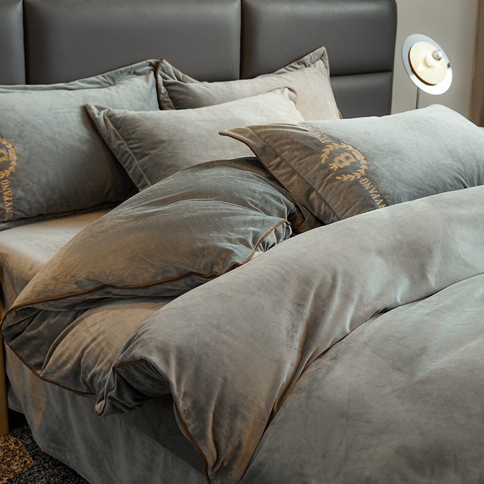 91家纺网 家纺一手货源 找家纺 绣女坊 2024新款高克重宝宝绒四件套 眷恋-灰色