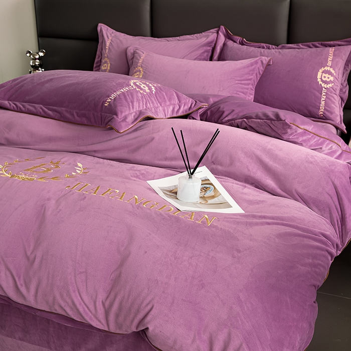 91家纺网 家纺一手货源 找家纺 绣女坊 2024新款高克重宝宝绒四件套 眷恋-浪漫紫