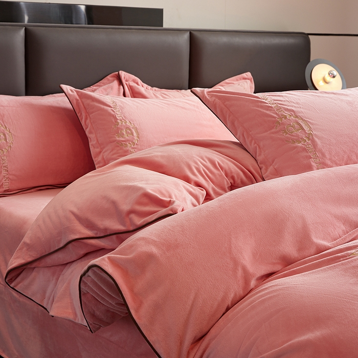 91家纺网 家纺一手货源 找家纺 绣女坊 2024新款高克重宝宝绒四件套 眷恋-粉色