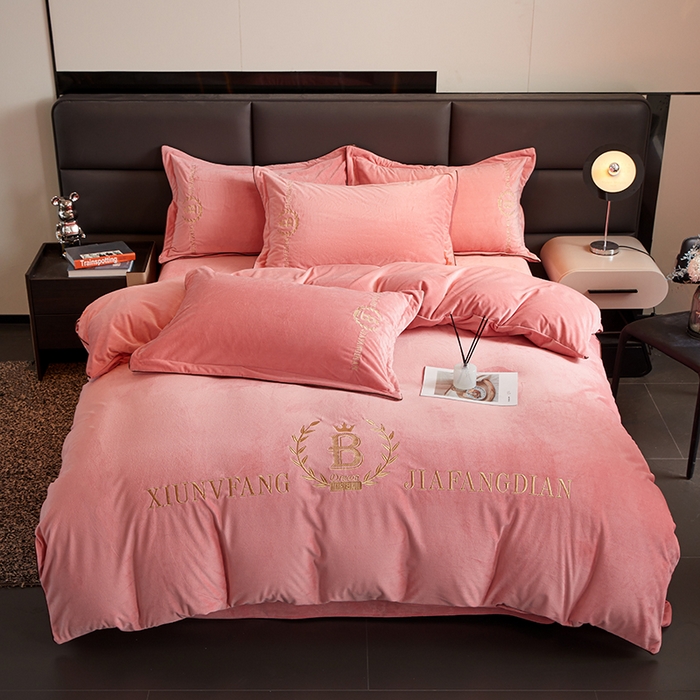 91家纺网 家纺一手货源 找家纺 绣女坊 2024新款高克重宝宝绒四件套 眷恋-粉色