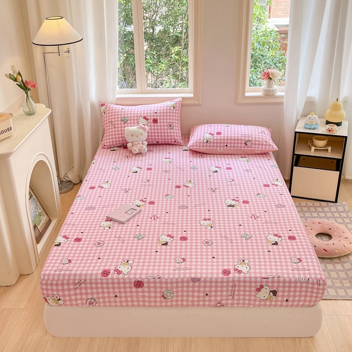 91家纺网 家纺一手货源 找家纺 博雅 2024新款三丽鸥卡通系列全棉印花床笠 小粉格KT