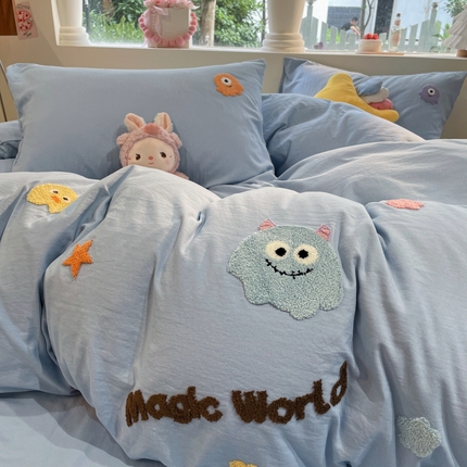 91家纺网 家纺一手货源 找家纺 （总）葡萄家 2024新款毛巾绣水洗云朵棉萌系小怪兽四件套