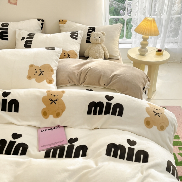 91家纺网 家纺一手货源 找家纺 莱米家纺 2024新款7斤重牛奶绒卡通小版四件套系列 可爱熊仔