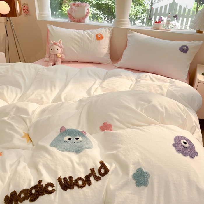 91家纺网 家纺一手货源 找家纺 葡萄家 2024新款毛巾绣水洗云朵棉萌系小怪兽四件套 小怪兽-白粉