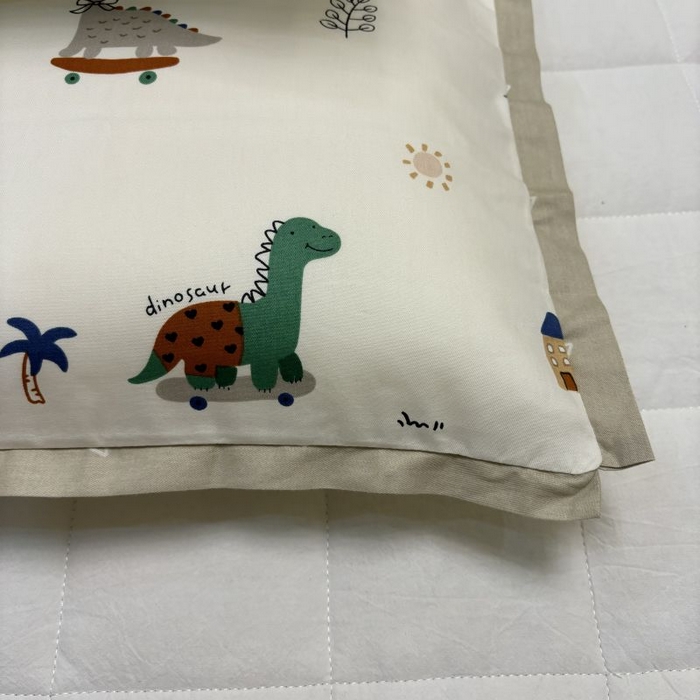 91家纺网 家纺一手货源 找家纺 2024新款A类133x72铂金全棉枕套枕头枕芯七彩童年系列 枕套+枕芯-实拍图 恐龙印记