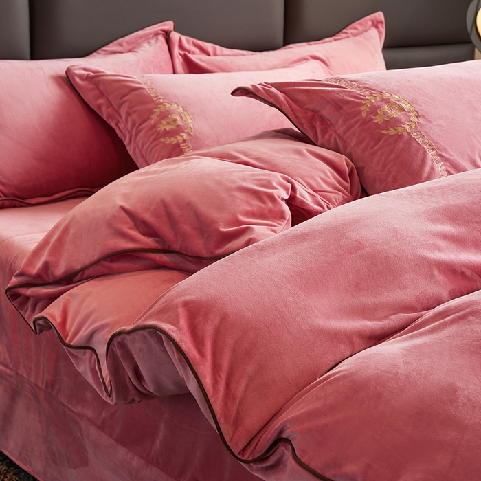 91家纺网 家纺一手货源 找家纺 绣女坊 2024新款高克重宝宝绒四件套 眷恋-红豆沙