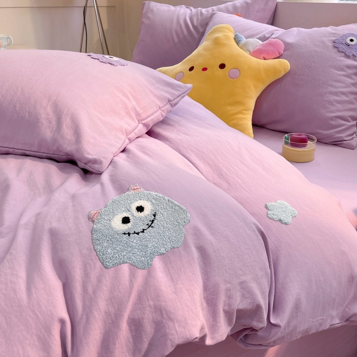 91家纺网 家纺一手货源 找家纺 葡萄家 2024新款毛巾绣水洗云朵棉萌系小怪兽四件套 小怪兽-香芋紫