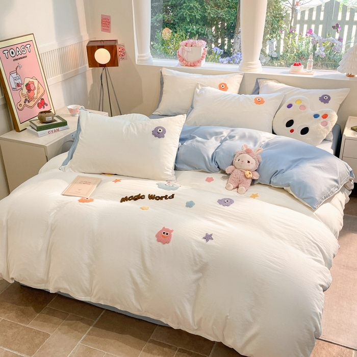 91家纺网 家纺一手货源 找家纺 葡萄家 2024新款毛巾绣水洗云朵棉萌系小怪兽四件套 小怪兽-白蓝