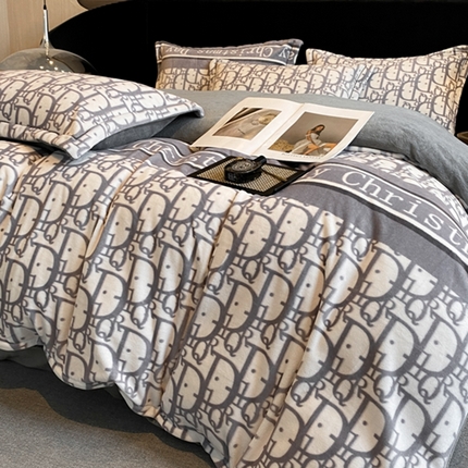 91家纺网 家纺一手货源 找家纺 花漾 2024新款欧式轻奢压线牛奶绒四件套 舞动字母灰