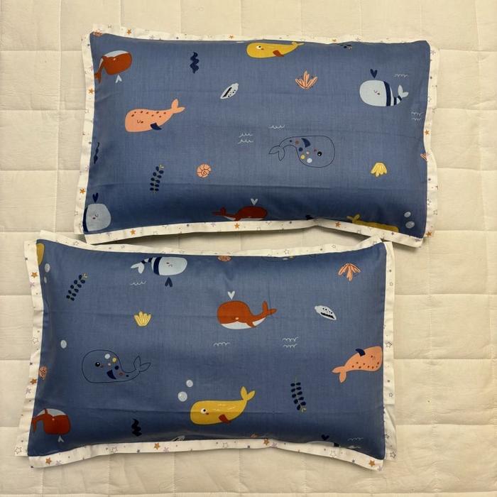 91家纺网 家纺一手货源 找家纺 2024新款A类133x72铂金全棉枕套枕头枕芯七彩童年系列 枕套+枕芯-实拍图 小鲸鱼