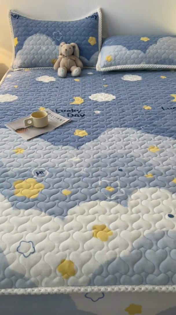 91家纺网 家纺一手货源 找家纺 兄弟坊 2024新款牛奶绒印花床护垫床笠 床垫保护套 云朵-床笠款