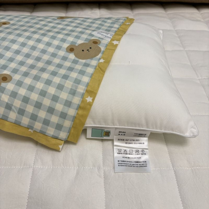 91家纺网 家纺一手货源 找家纺 2024新款A类133x72铂金全棉枕套枕头枕芯七彩童年系列 枕套+枕芯-实拍图 小熊贝拉