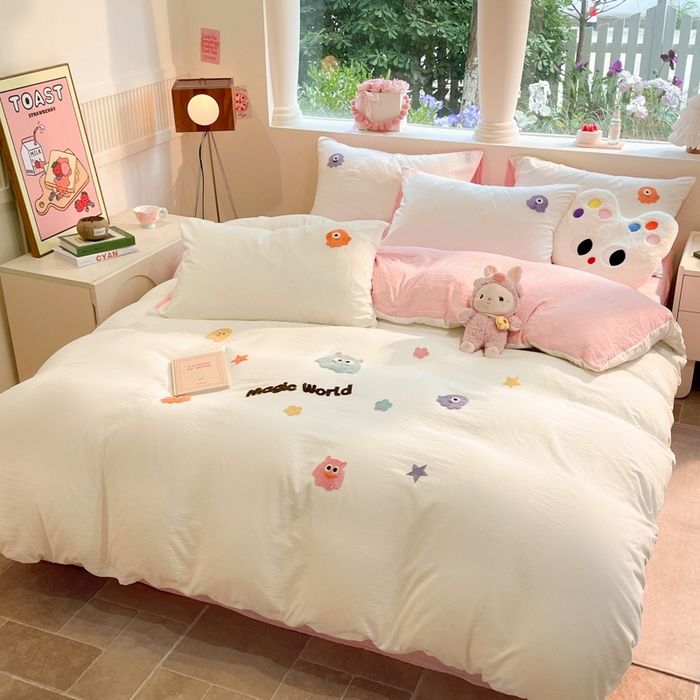 91家纺网 家纺一手货源 找家纺 葡萄家 2024新款毛巾绣水洗云朵棉萌系小怪兽四件套 小怪兽-白粉