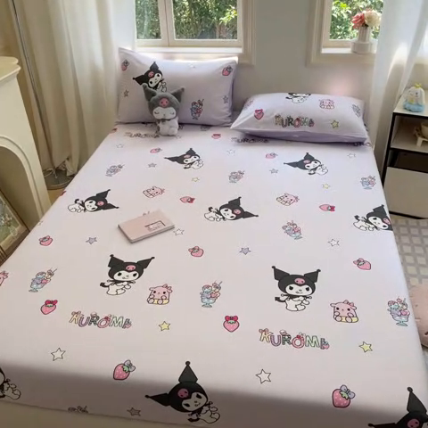 91家纺网 家纺一手货源 找家纺 博雅 2024新款三丽鸥卡通系列全棉印花床笠 草莓库洛米