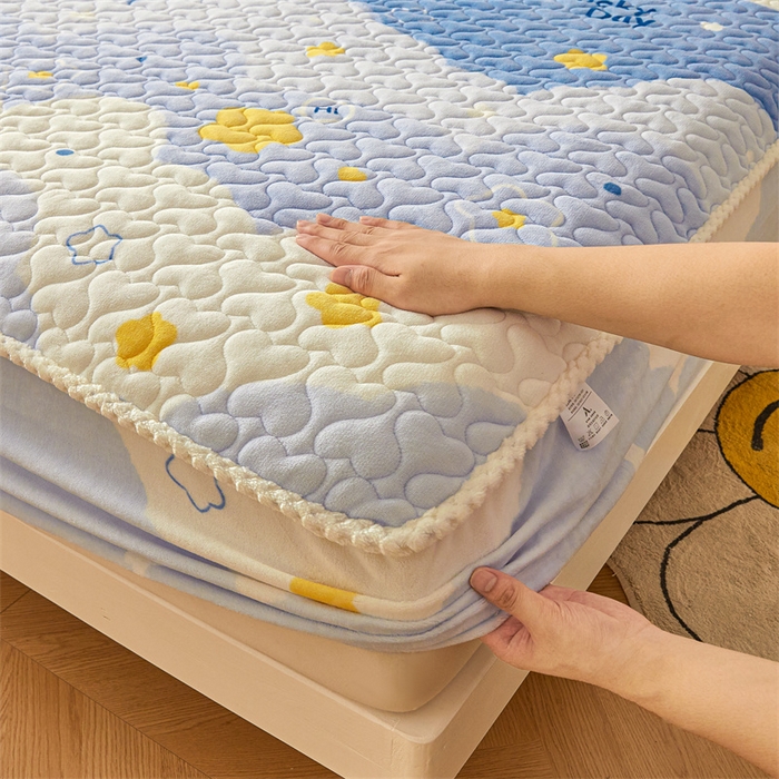 91家纺网 家纺一手货源 找家纺 兄弟坊 2024新款牛奶绒印花床护垫床笠 床垫保护套 云朵-床笠款