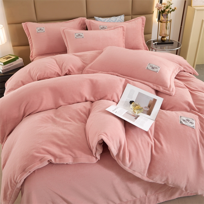 91家纺网 家纺一手货源 找家纺 优姿家纺 2025新款加厚全消光牛奶绒印花四件套 淡粉玉