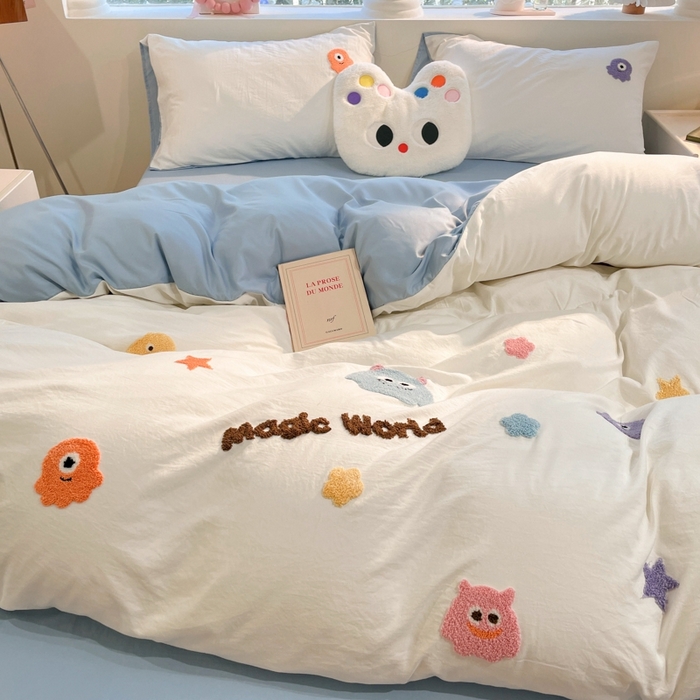 91家纺网 家纺一手货源 找家纺 葡萄家 2024新款毛巾绣水洗云朵棉萌系小怪兽四件套 小怪兽-白蓝