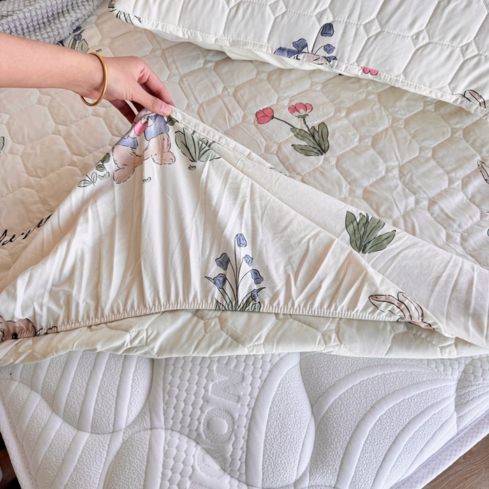 91家纺网 家纺一手货源 找家纺 兜米家居 2024新款云朵水洗纱夹棉单品床笠 花丛兔