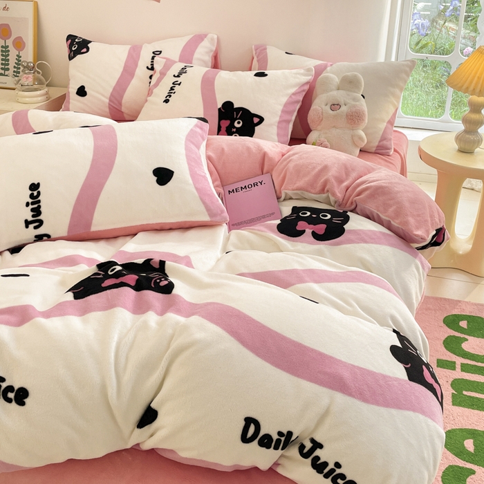 91家纺网 家纺一手货源 找家纺 莱米家纺 2024新款7斤重牛奶绒卡通小版四件套系列 波浪小猫