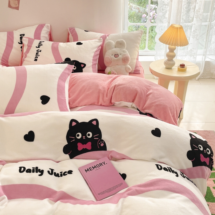 91家纺网 家纺一手货源 找家纺 莱米家纺 2024新款7斤重牛奶绒卡通小版四件套系列 波浪小猫