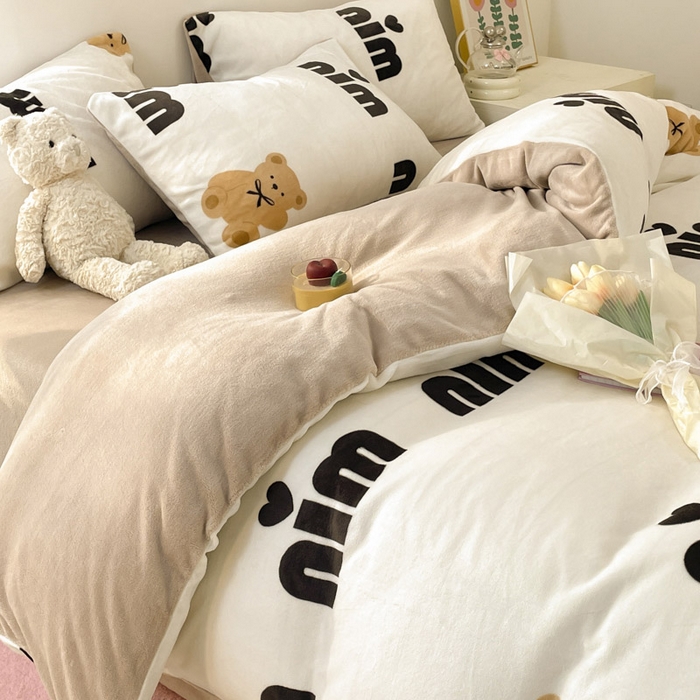 91家纺网 家纺一手货源 找家纺 莱米家纺 2024新款7斤重牛奶绒卡通小版四件套系列 可爱熊仔