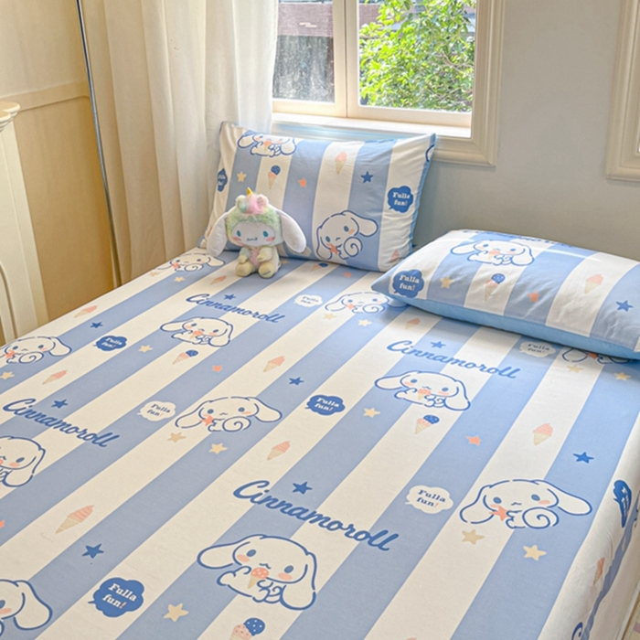 91家纺网 家纺一手货源 找家纺 博雅 2024新款三丽鸥卡通系列全棉印花床笠 蓝条纹玉桂狗