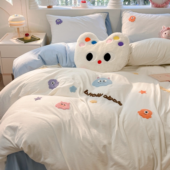 91家纺网 家纺一手货源 找家纺 葡萄家 2024新款毛巾绣水洗云朵棉萌系小怪兽四件套 小怪兽-白蓝