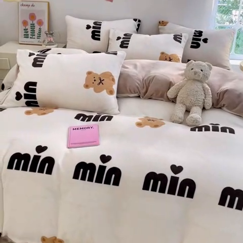 91家纺网 家纺一手货源 找家纺 莱米家纺 2024新款7斤重牛奶绒卡通小版四件套系列 可爱熊仔