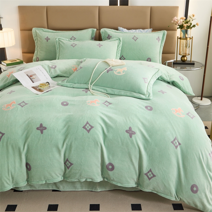 91家纺网 家纺一手货源 找家纺 优姿家纺 2025新款加厚全消光牛奶绒印花四件套 幸运草-绿