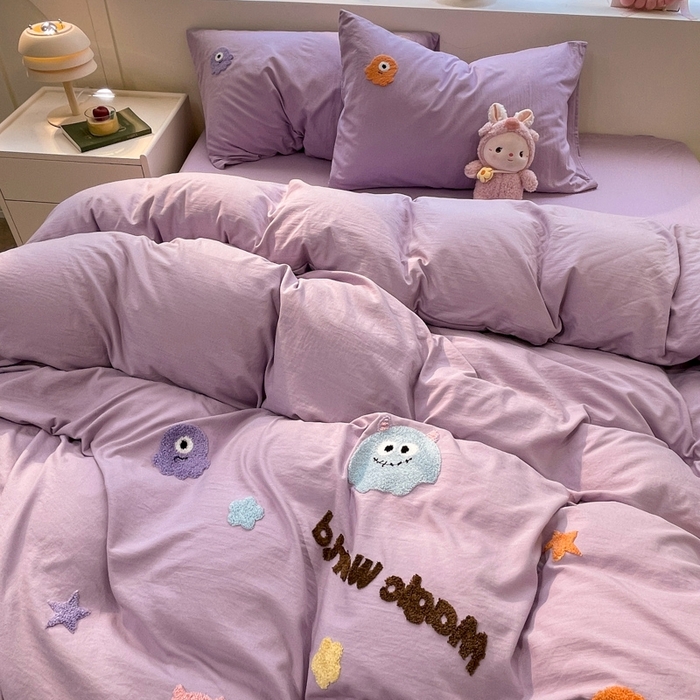 91家纺网 家纺一手货源 找家纺 葡萄家 2024新款毛巾绣水洗云朵棉萌系小怪兽四件套 小怪兽-香芋紫