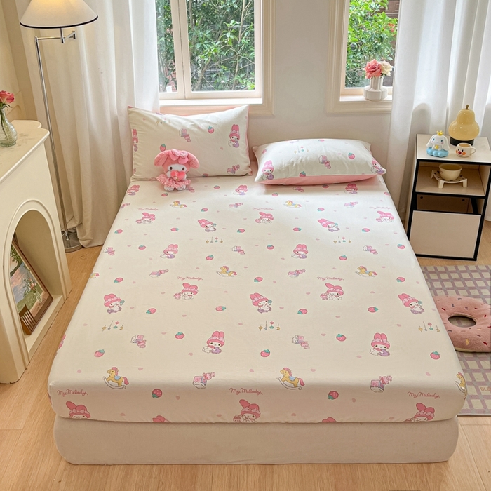 91家纺网 家纺一手货源 找家纺 博雅 2024新款三丽鸥卡通系列全棉印花床笠 游乐园木马美乐蒂