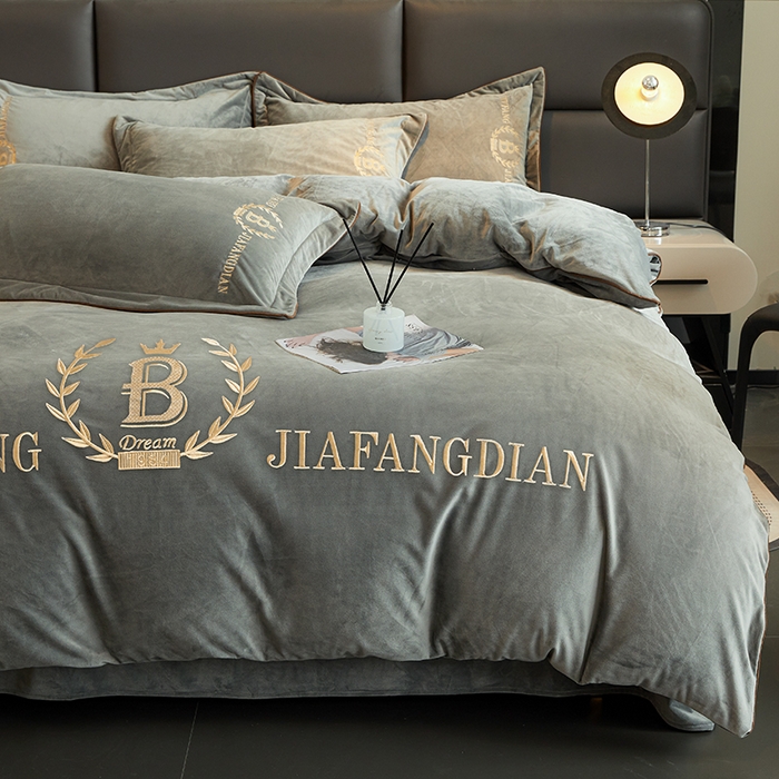 91家纺网 家纺一手货源 找家纺 绣女坊 2024新款高克重宝宝绒四件套 眷恋-灰色