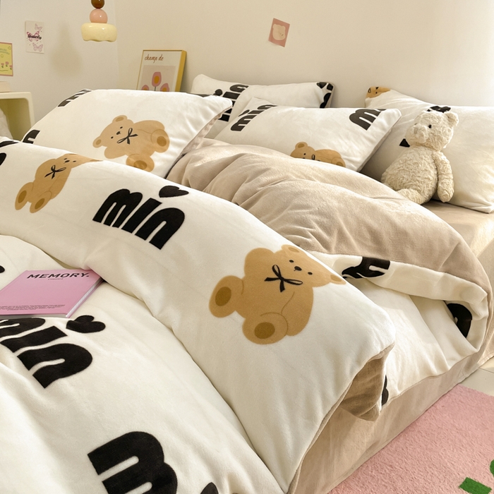 91家纺网 家纺一手货源 找家纺 莱米家纺 2024新款7斤重牛奶绒卡通小版四件套系列 可爱熊仔