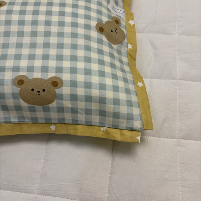 91家纺网 家纺一手货源 找家纺 2024新款A类133x72铂金全棉枕套枕头枕芯七彩童年系列 枕套+枕芯-实拍图 小熊贝拉