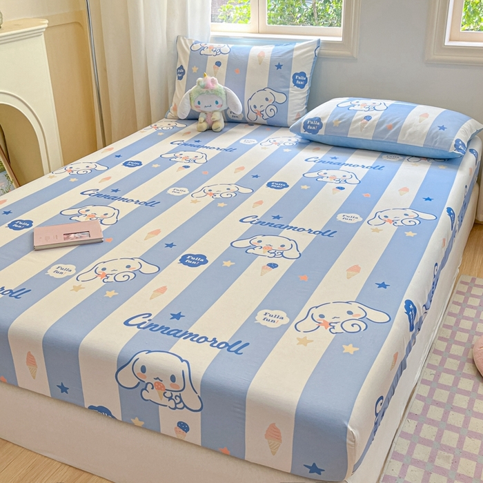 91家纺网 家纺一手货源 找家纺 博雅 2024新款三丽鸥卡通系列全棉印花床笠 蓝条纹玉桂狗