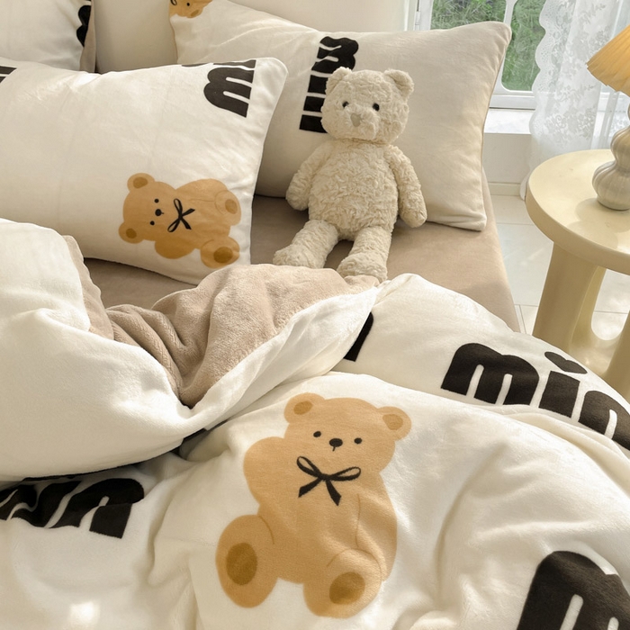 91家纺网 家纺一手货源 找家纺 莱米家纺 2024新款7斤重牛奶绒卡通小版四件套系列 可爱熊仔