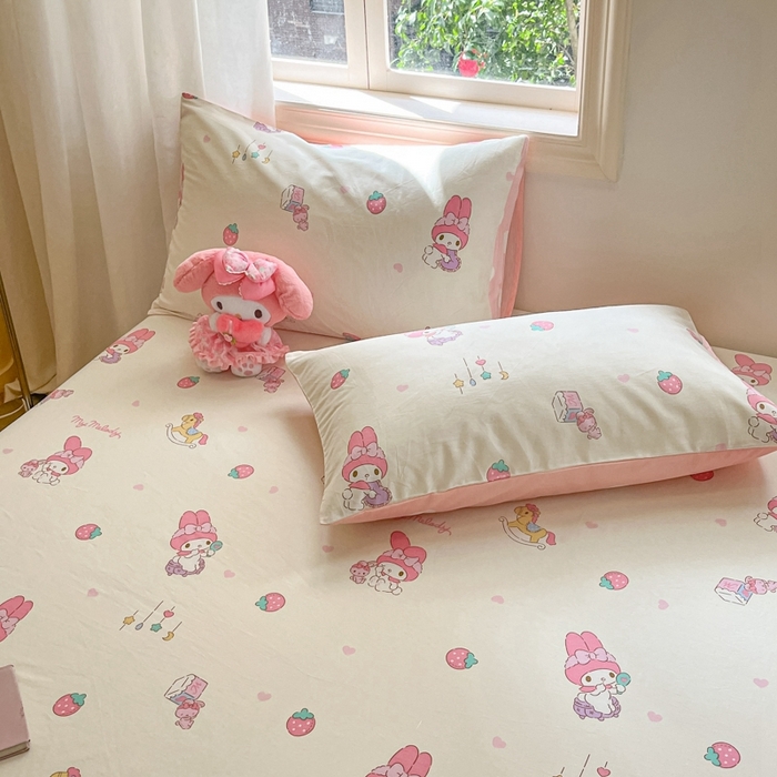 91家纺网 家纺一手货源 找家纺 博雅 2024新款三丽鸥卡通系列全棉印花床笠 游乐园木马美乐蒂