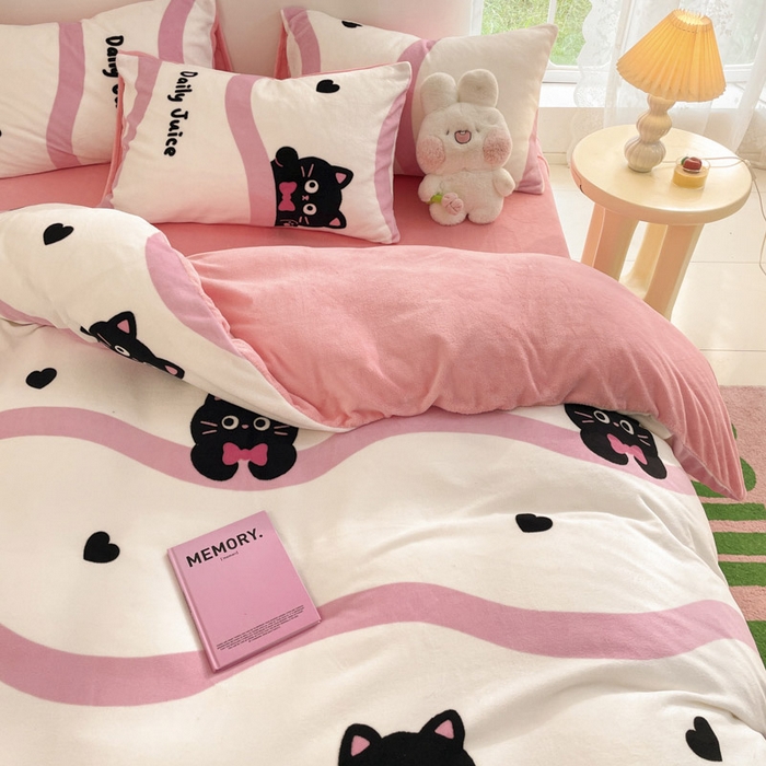 91家纺网 家纺一手货源 找家纺 莱米家纺 2024新款7斤重牛奶绒卡通小版四件套系列 波浪小猫