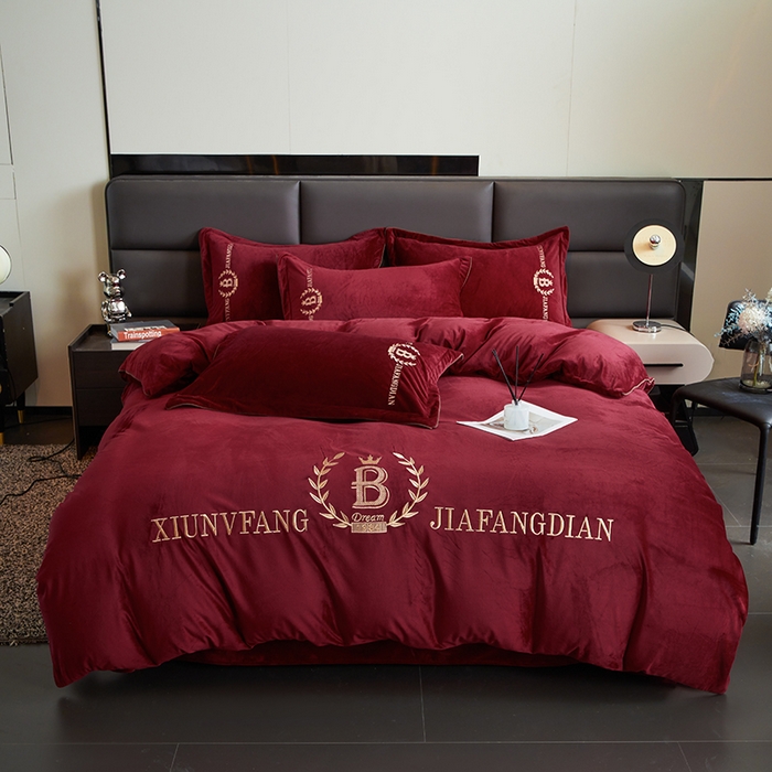91家纺网 家纺一手货源 找家纺 绣女坊 2024新款高克重宝宝绒四件套 眷恋-酒红色