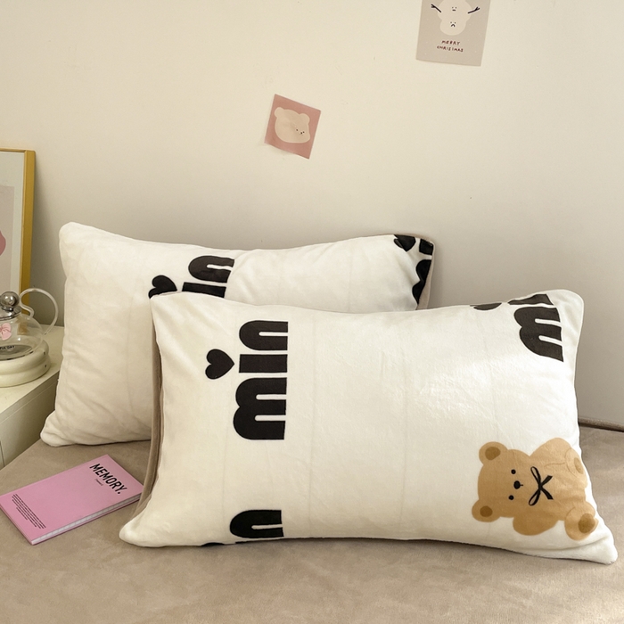 91家纺网 家纺一手货源 找家纺 莱米家纺 2024新款7斤重牛奶绒卡通小版四件套系列 可爱熊仔