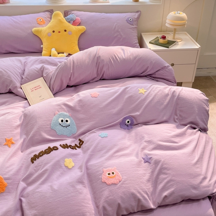 91家纺网 家纺一手货源 找家纺 葡萄家 2024新款毛巾绣水洗云朵棉萌系小怪兽四件套 小怪兽-香芋紫