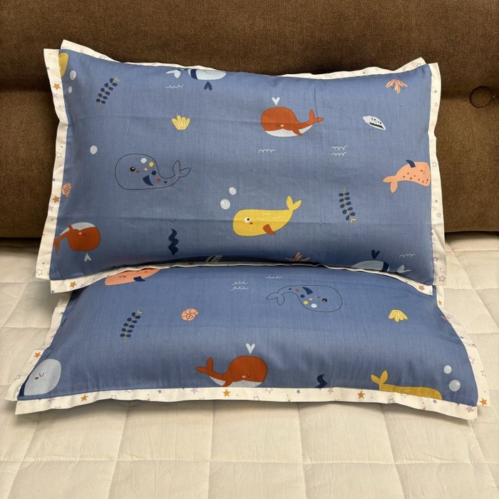 91家纺网 家纺一手货源 找家纺 2024新款A类133x72铂金全棉枕套枕头枕芯七彩童年系列 枕套+枕芯-实拍图 小鲸鱼