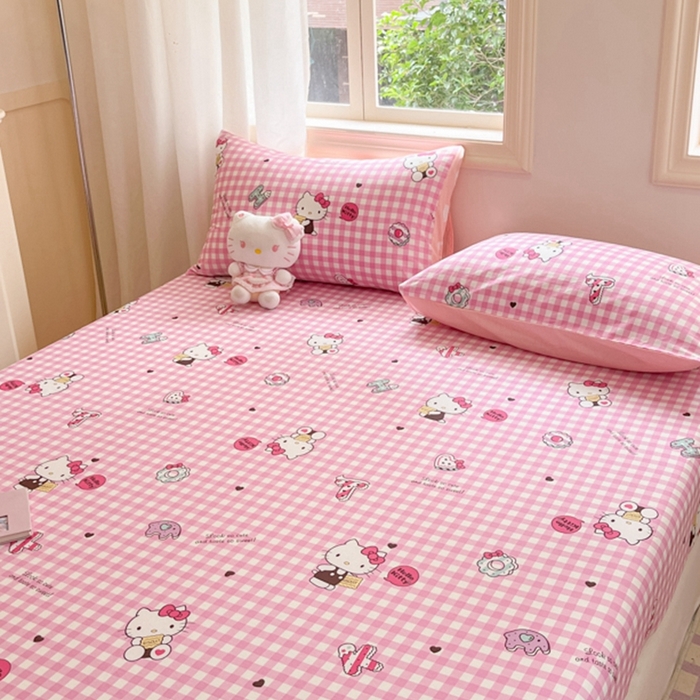 91家纺网 家纺一手货源 找家纺 博雅 2024新款三丽鸥卡通系列全棉印花床笠 小粉格KT