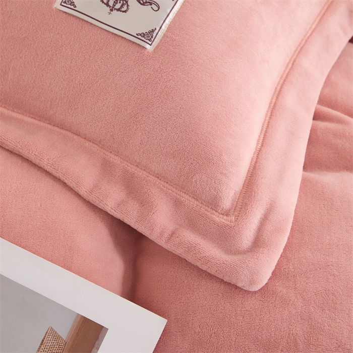 91家纺网 家纺一手货源 找家纺 优姿家纺 2025新款加厚全消光牛奶绒印花四件套 淡粉玉