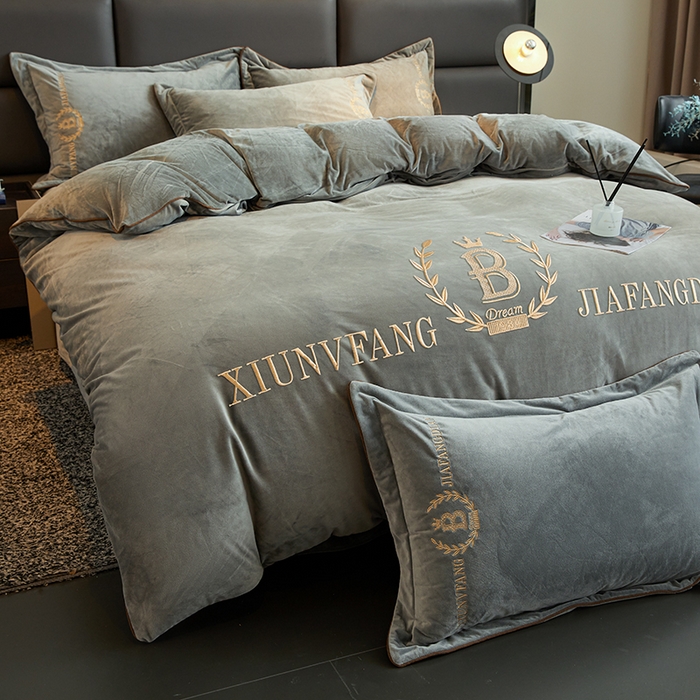 91家纺网 家纺一手货源 找家纺 绣女坊 2024新款高克重宝宝绒四件套 眷恋-灰色