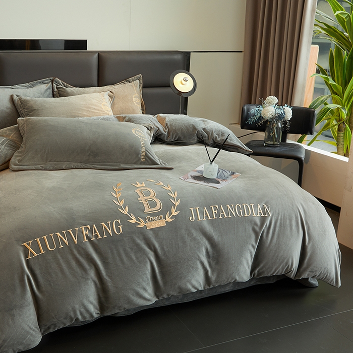 91家纺网 家纺一手货源 找家纺 绣女坊 2024新款高克重宝宝绒四件套 眷恋-灰色