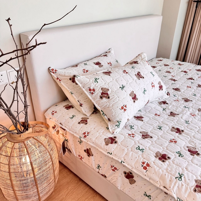 91家纺网 家纺一手货源 找家纺 兜米家居 2024新款云朵水洗纱夹棉单品床笠 玩具小熊