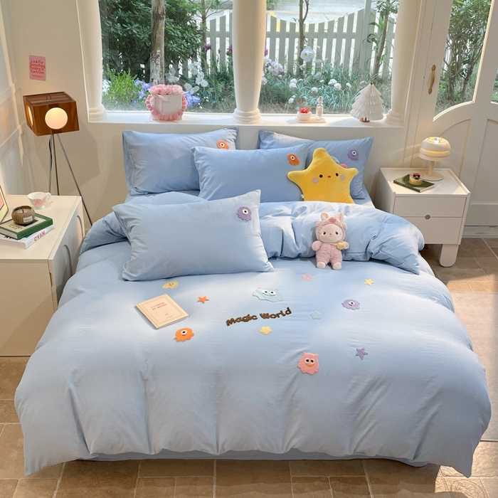 91家纺网 家纺一手货源 找家纺 葡萄家 2024新款毛巾绣水洗云朵棉萌系小怪兽四件套 小怪兽-天空蓝