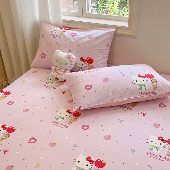 91家纺网 家纺一手货源 找家纺 博雅 2024新款三丽鸥卡通系列全棉印花床笠 小熊苹果KT